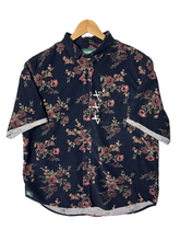 Load image into Gallery viewer, REVERSE HEM BUTTON UP SHIRT - FLORAL
