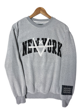 Load image into Gallery viewer, NEW YORK SWEATER - LIGHT GREY
